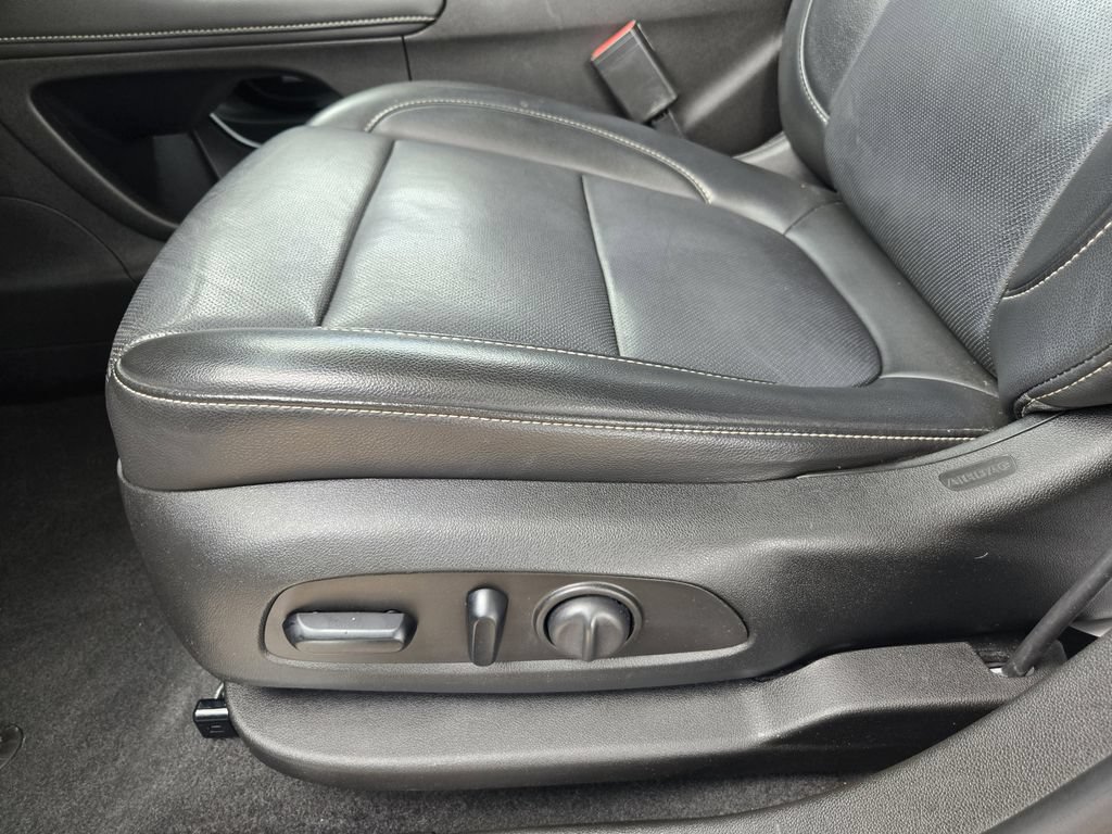 Used 2023 GMC Acadia SLT FWD image 16