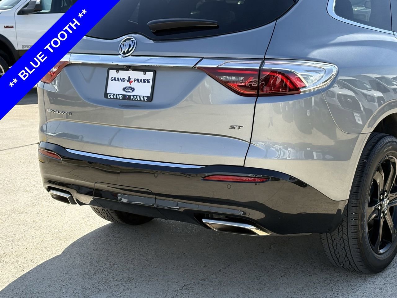 Used 2023 Buick Enclave Essence w/ Sport Touring Edition image 8