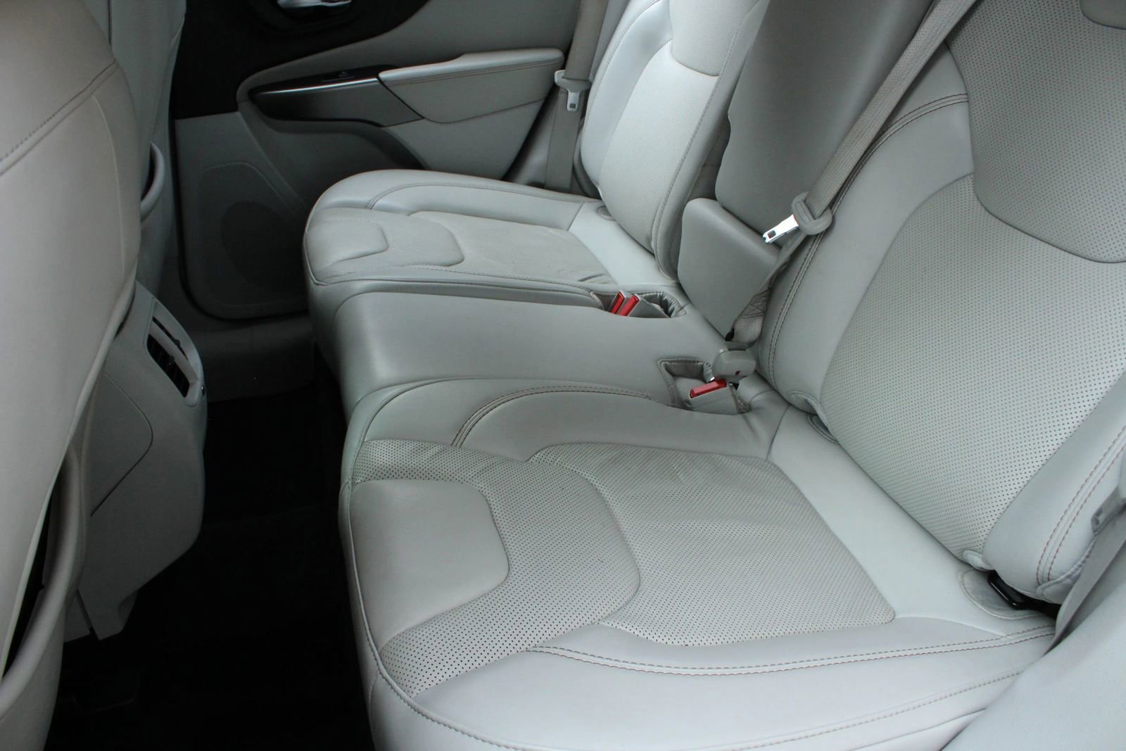Used 2020 Jeep Cherokee Limited FWD image 22