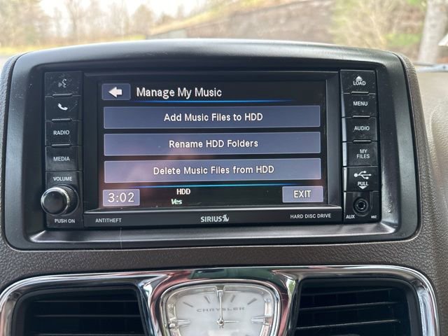 Used 2016 Chrysler Town & Country Touring-L w/ Driver Convenience Group image 39