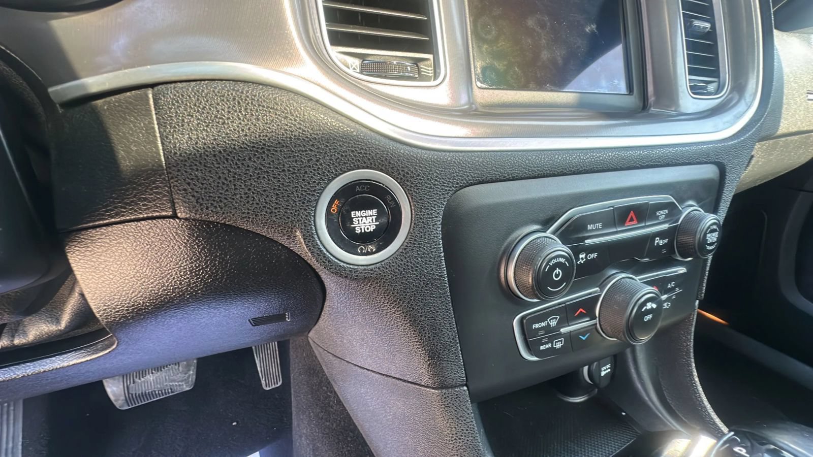 Used 2019 Dodge Charger SXT w/ Leather Interior Group RWD image 20