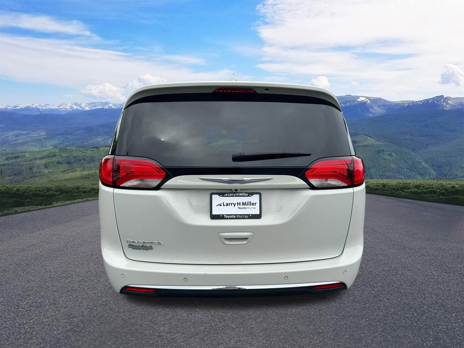 Used 2020 Chrysler Pacifica Touring-L Plus w/ Tire & Wheel Group image 4