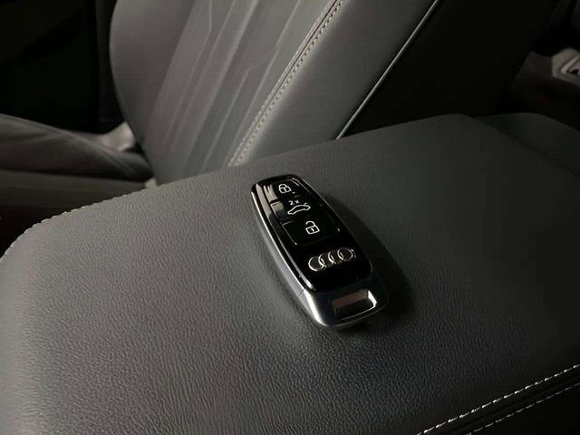 Used 2022 Audi e-tron Premium Plus w/ Premium Plus Package image 16