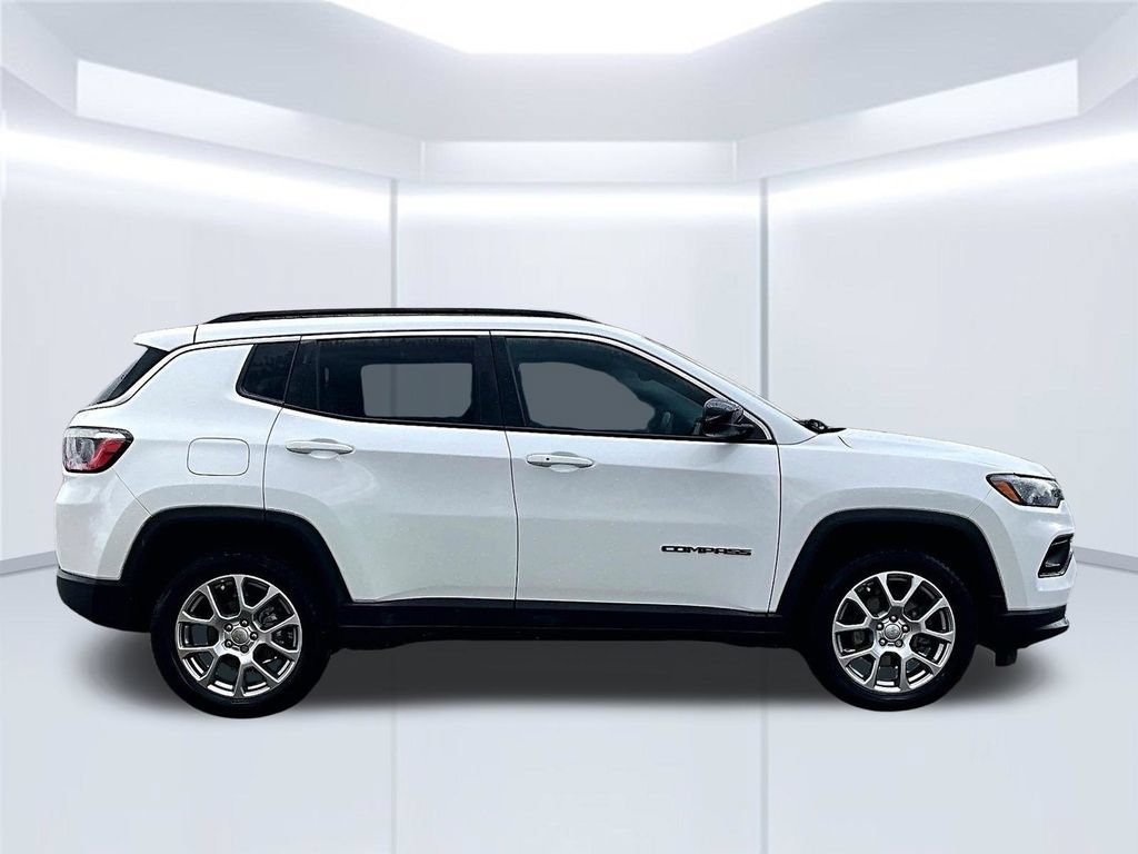 Used 2022 Jeep Compass Latitude AWD/4WD image 37