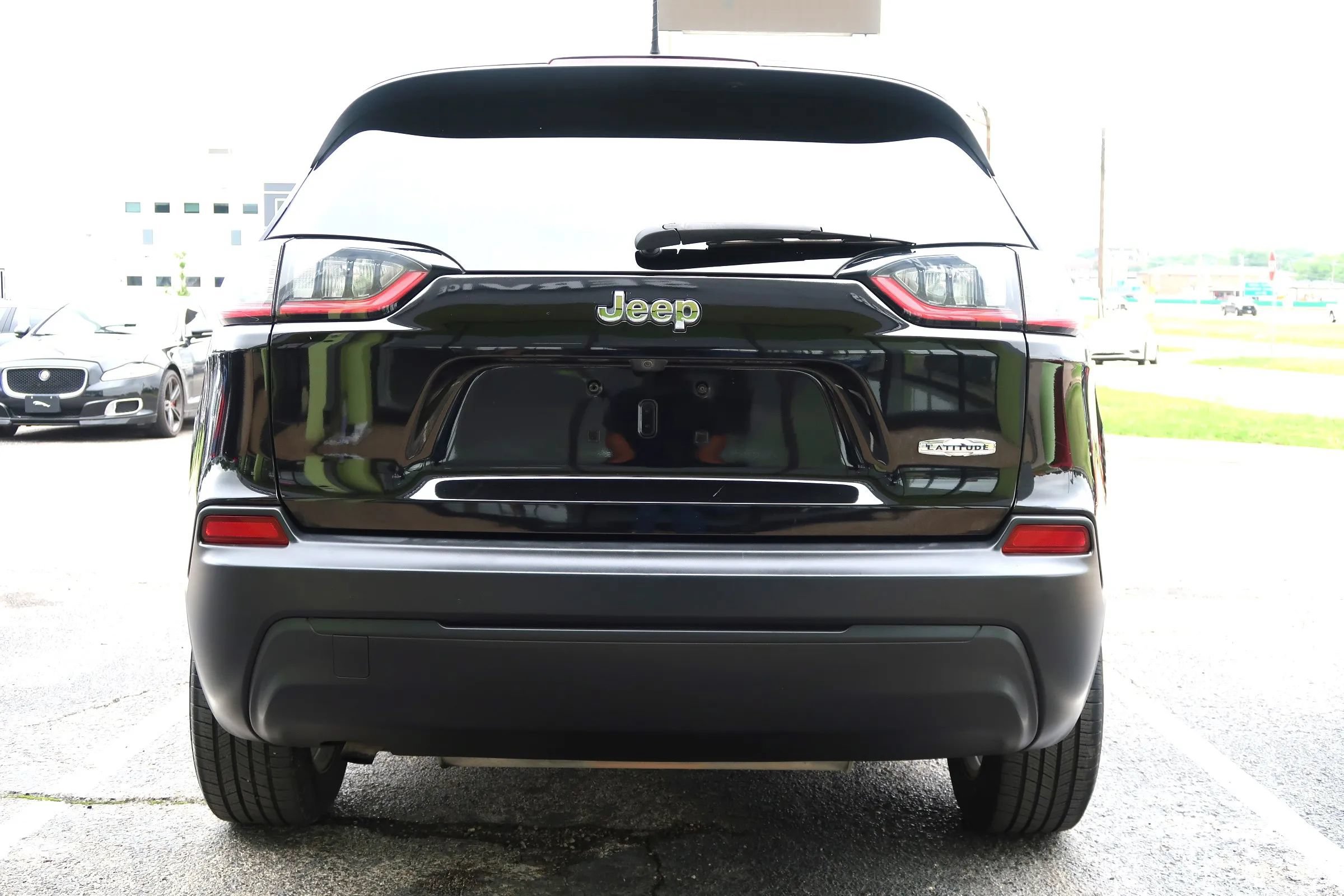 Used 2019 Jeep Cherokee Latitude w/ Popular Appearance Group FWD image 9