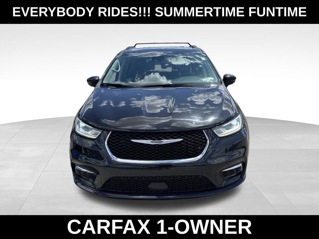 Used 2022 Chrysler Pacifica Touring-L FWD image 2