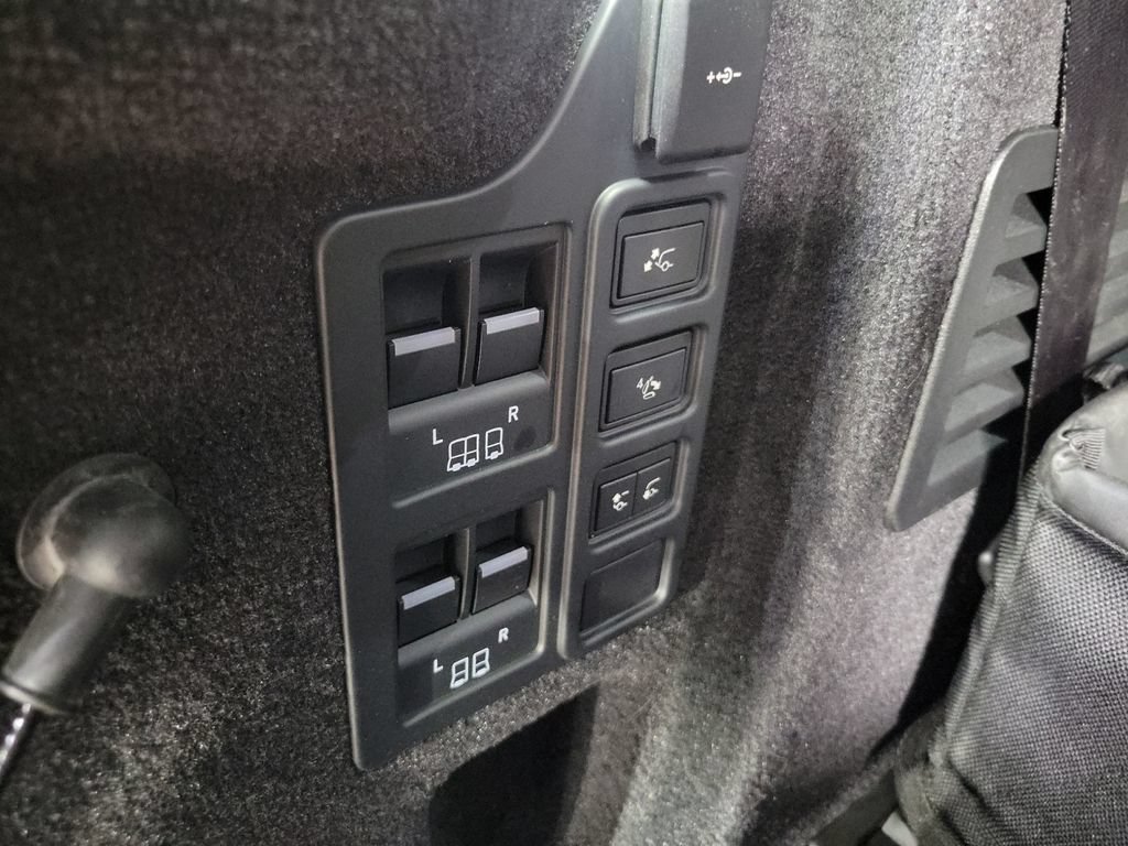 Used 2024 Land Rover Discovery Metropolitan Edition AWD/4WD image 31