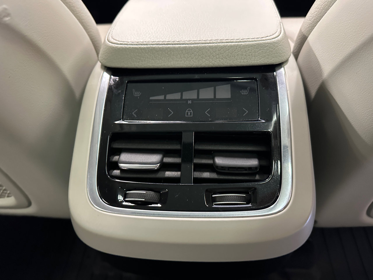 Used 2020 Volvo XC90 T5 Momentum image 33