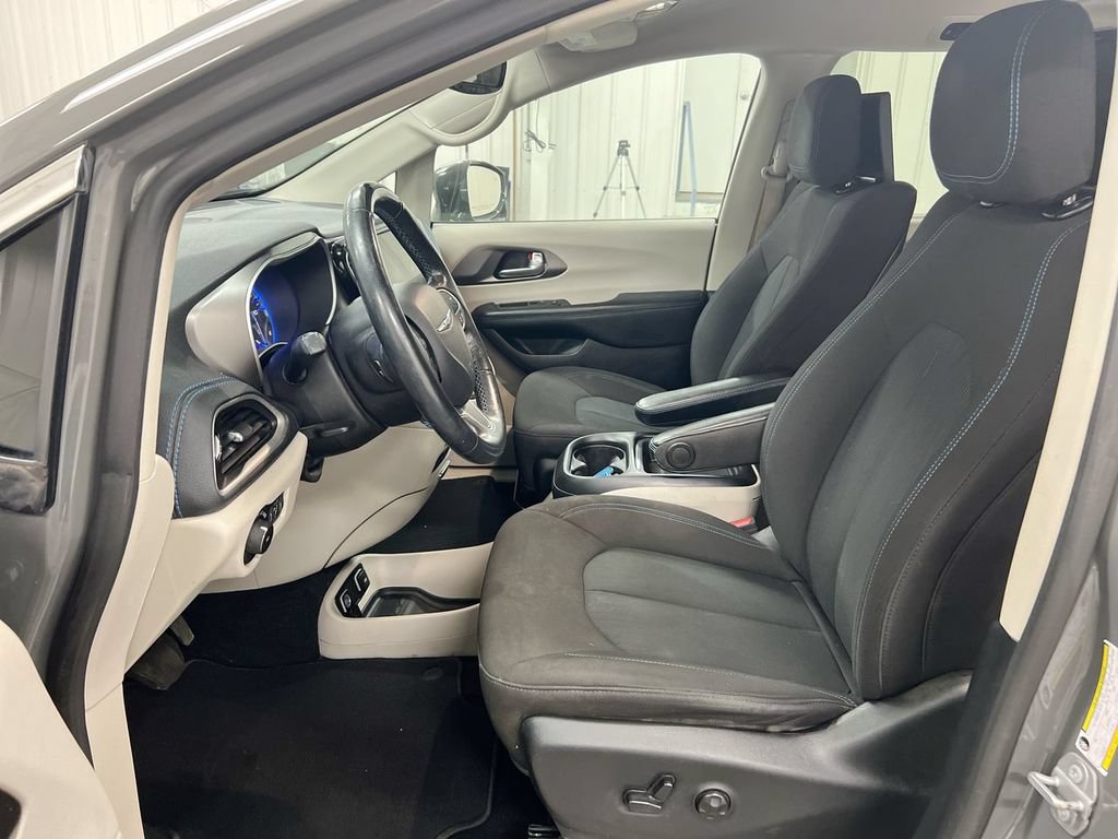 Used 2021 Chrysler Pacifica Touring w/ Uconnect Theater Family Group FWD image 19