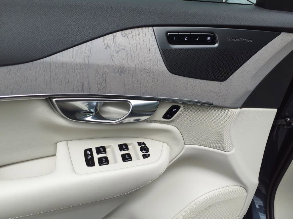 Certified 2025 Volvo XC90 T8 Plus w/ Protection Package image 13