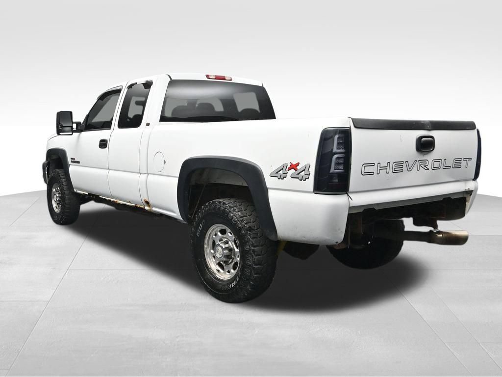 Used 2005 Chevrolet Silverado 2500 W/T w/ Heavy-Duty Power Package AWD/4WD image 3