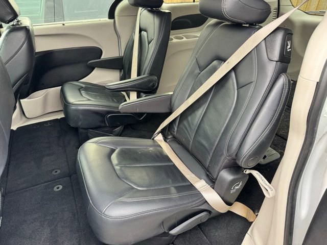 Used 2022 Chrysler Pacifica Touring-L FWD image 6