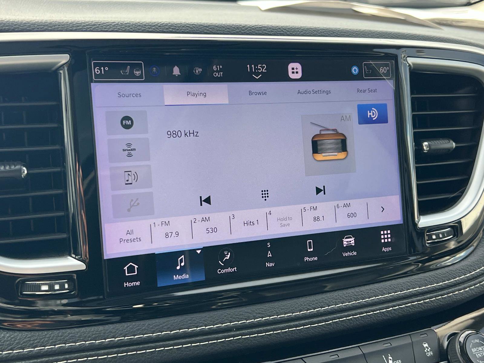 Used 2022 Chrysler Pacifica Limited w/ Uconnect Theater Family Group image 12