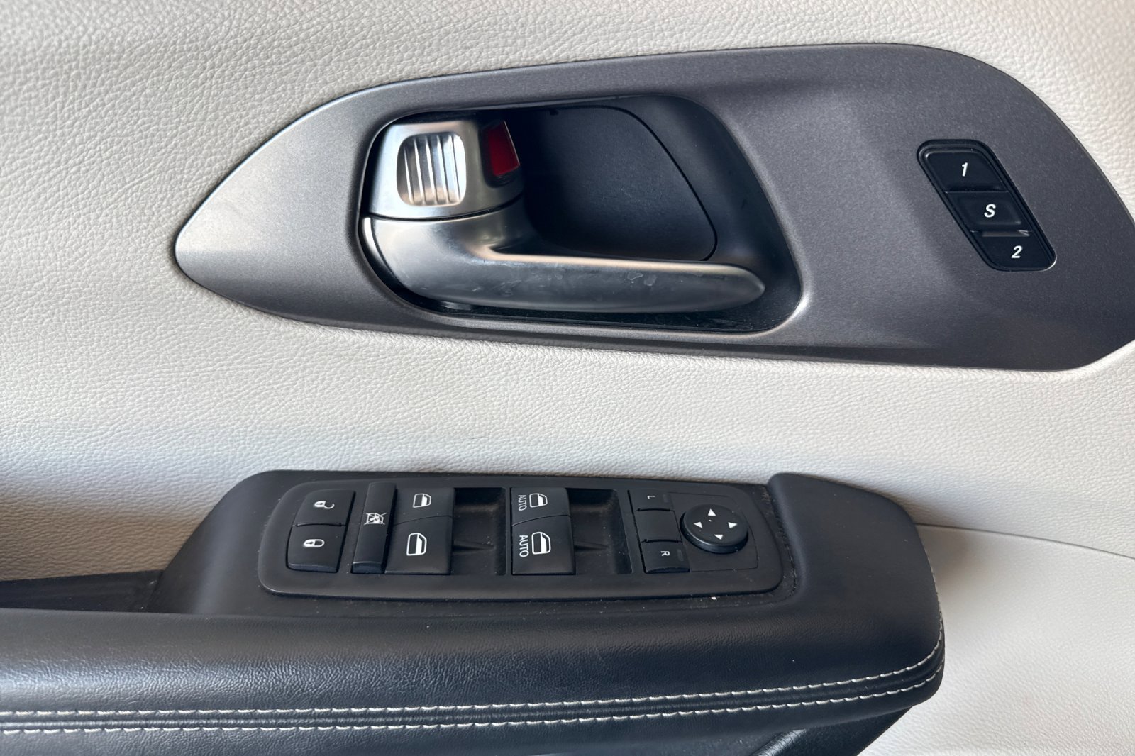Certified 2023 Chrysler Pacifica Touring-L image 11
