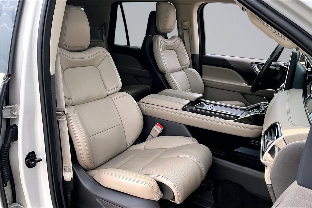Used 2022 Lincoln Navigator Reserve AWD/4WD image 2