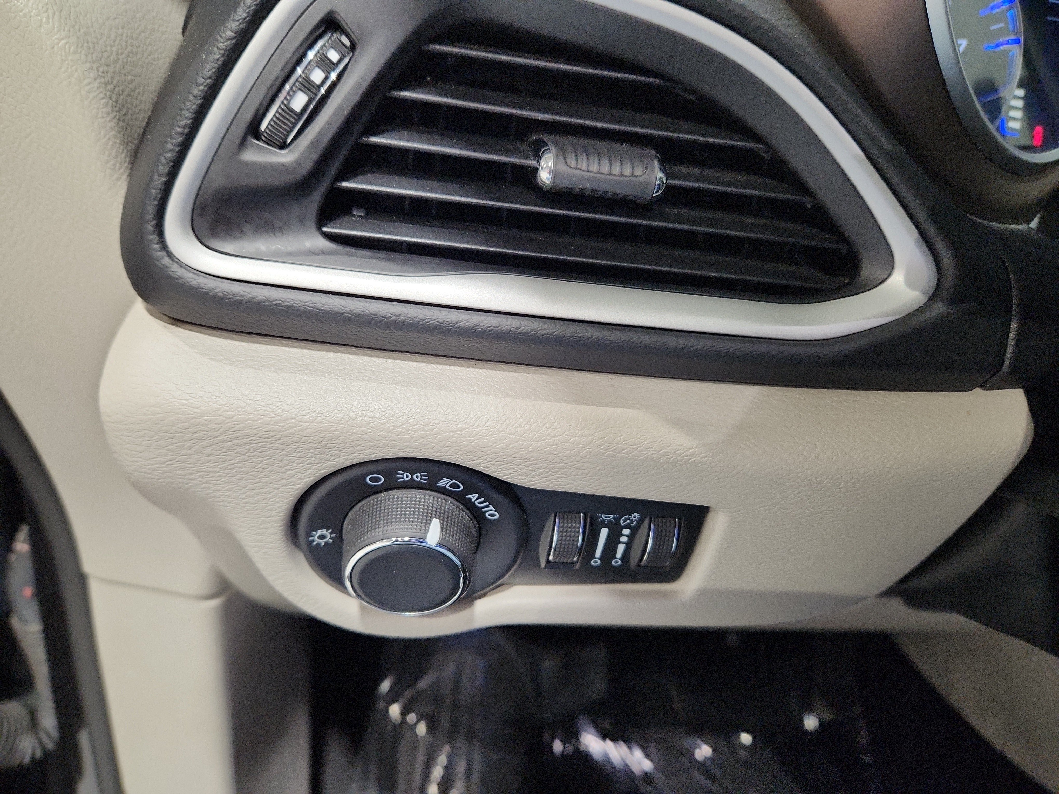 Used 2023 Chrysler Voyager LX FWD image 11