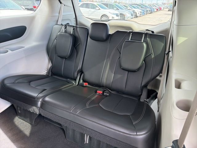 Used 2024 Chrysler Pacifica Touring-L image 17