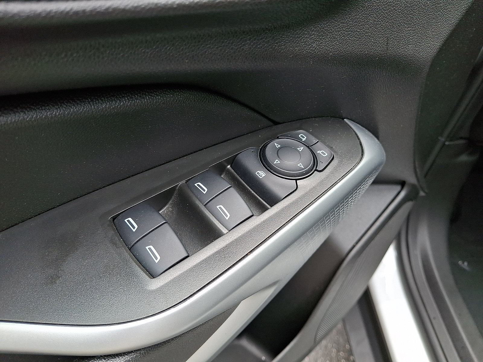 Used 2025 Chevrolet Trax RS w/ Driver Confidence Package FWD image 25