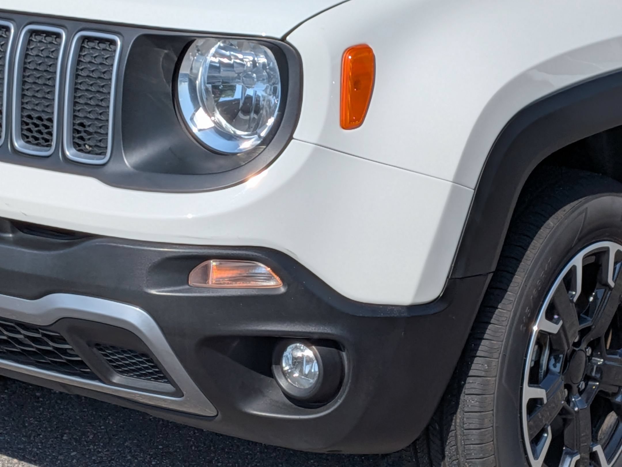 Used 2023 Jeep Renegade Latitude AWD/4WD image 9
