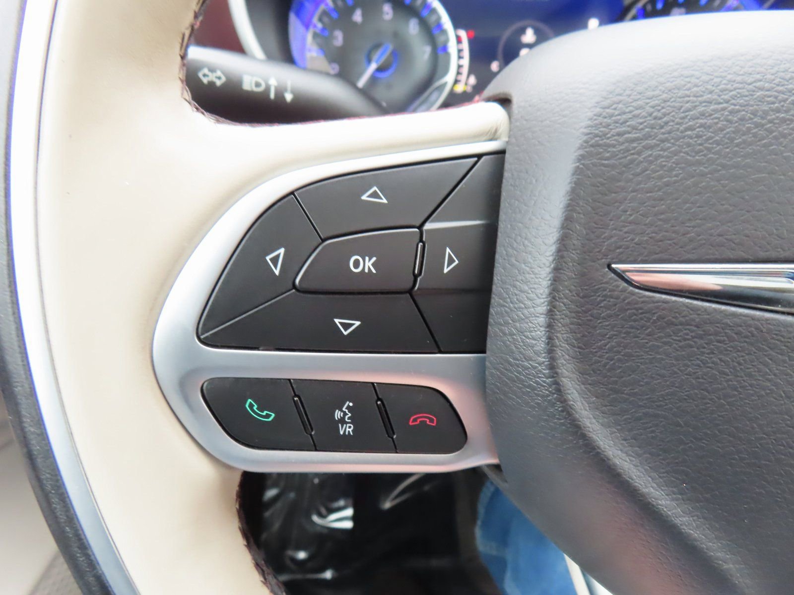 Used 2017 Chrysler Pacifica Limited image 19