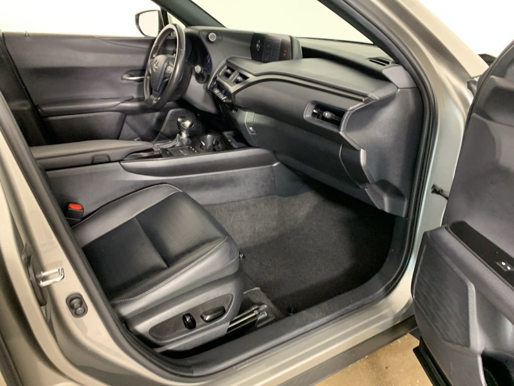 Used 2022 Lexus UX 200 w/ Accessory Package (Z1) image 39