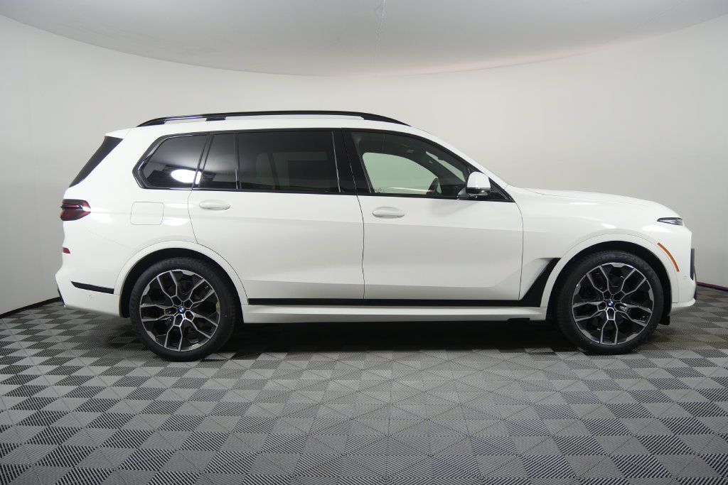 Used 2027 BMW X7 xDrive40i w/ M Sport Package AWD/4WD image 3