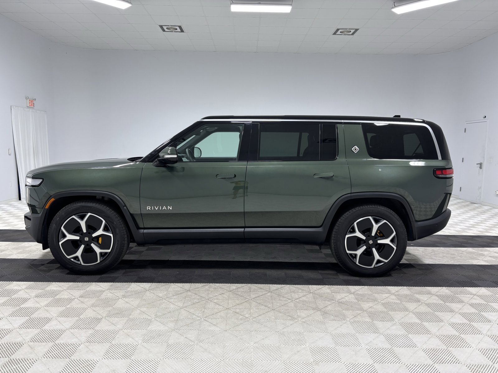 Used 2023 Rivian R1S Adventure AWD/4WD image 2