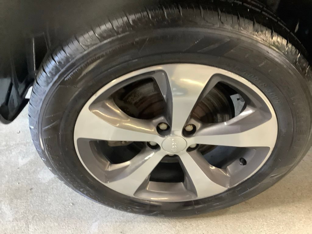Certified 2019 Jeep Cherokee Limited AWD/4WD image 11