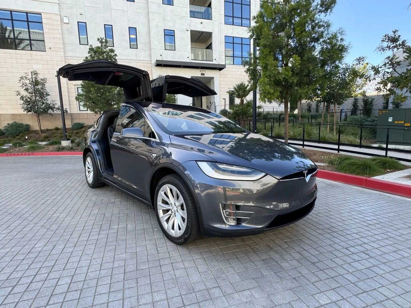 Used 2019 Tesla Model X 100D image 3