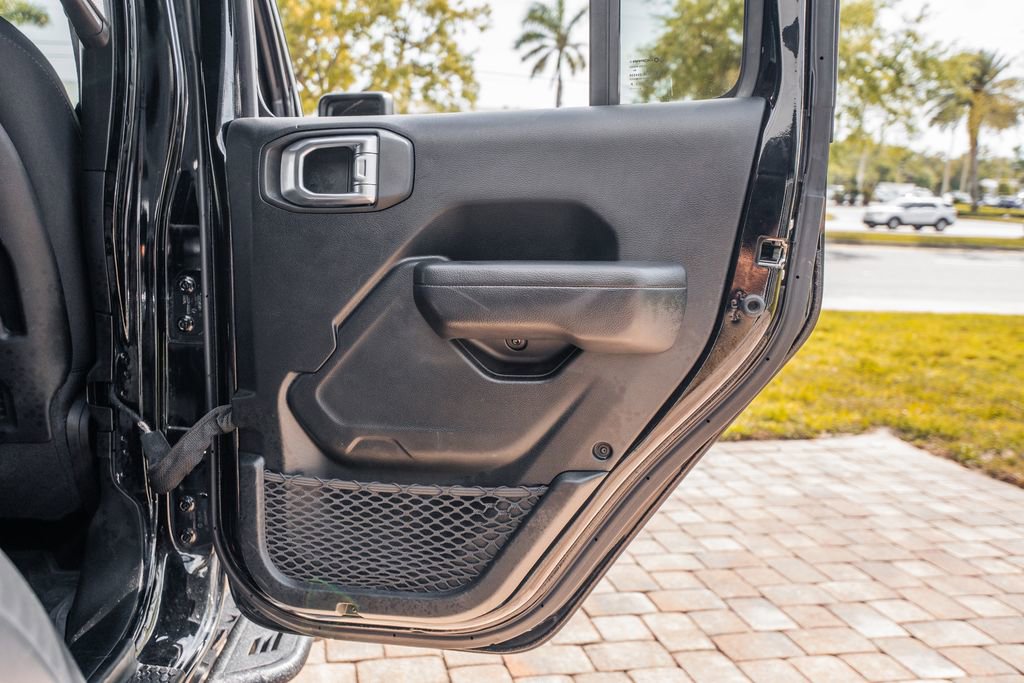 Used 2022 Jeep Wrangler Unlimited Rubicon AWD/4WD image 37