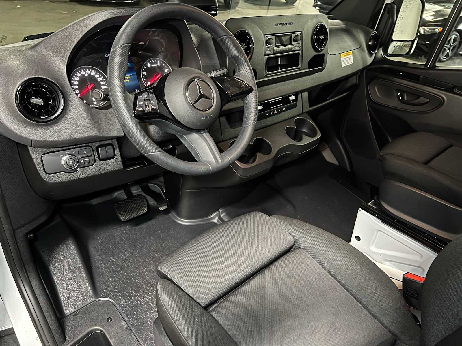 Used 2025 Mercedes-Benz Sprinter 2500 image 21