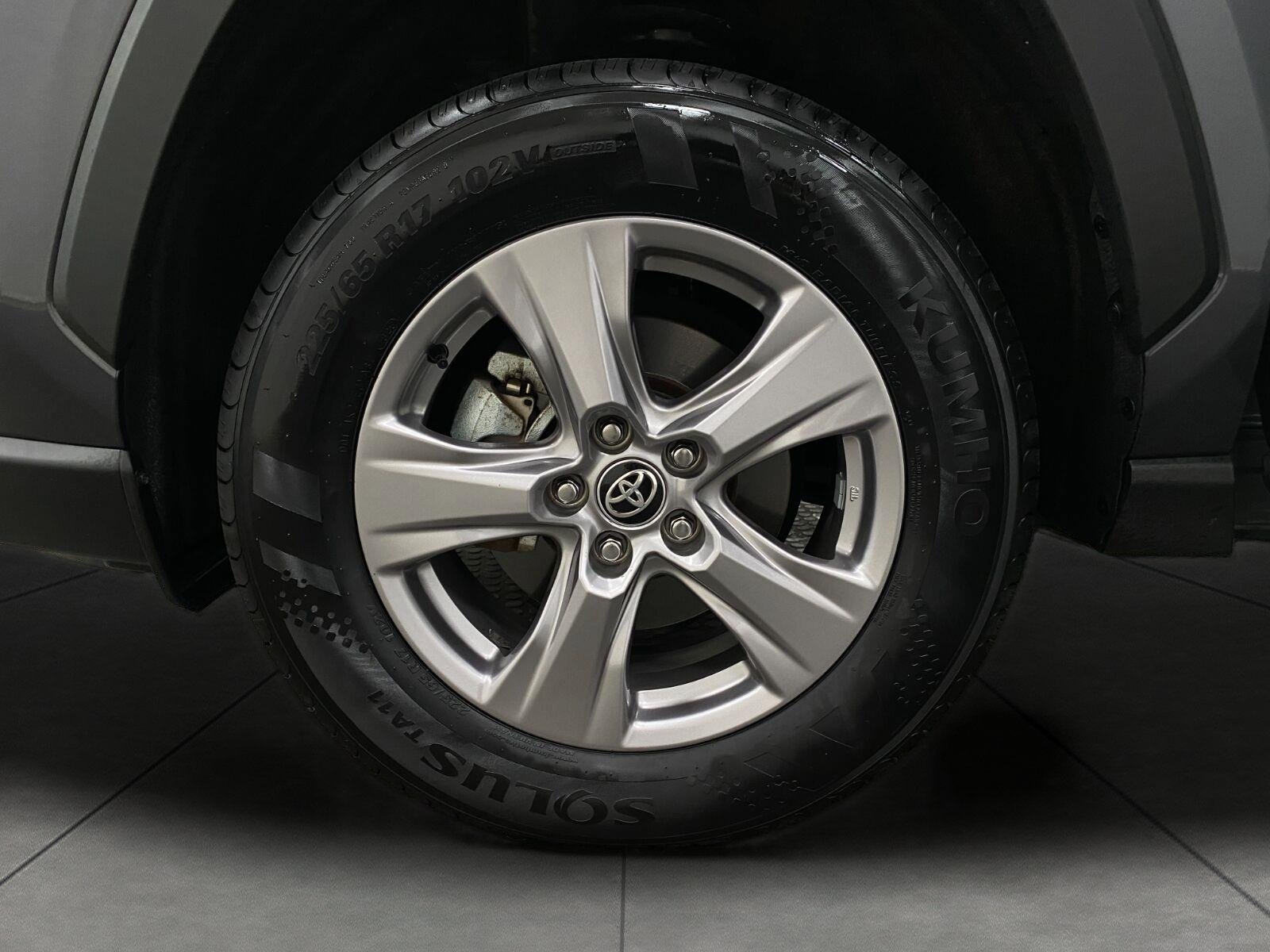 Used 2025 Toyota RAV4 XLE AWD/4WD image 12
