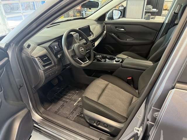 Used 2024 Nissan Rogue SV image 9