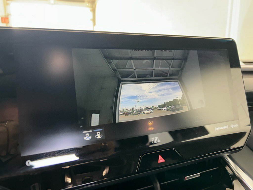 Used 2022 Toyota Venza XLE image 23