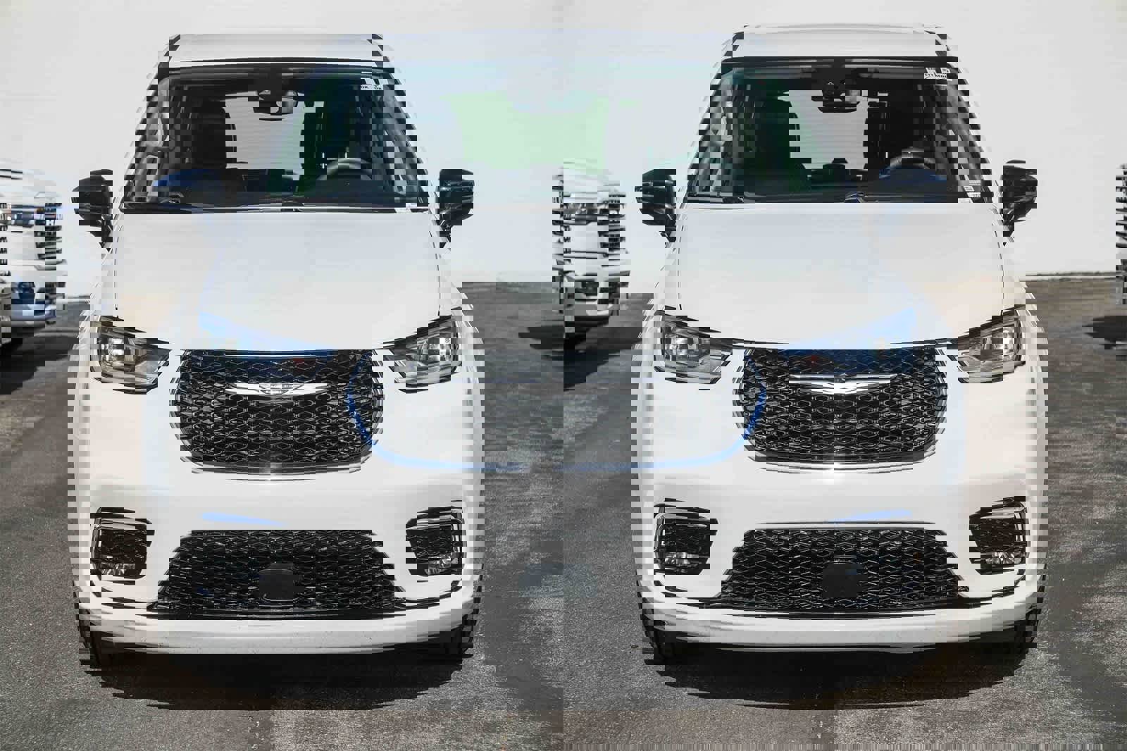 Used 2024 Chrysler Pacifica Touring-L image 2