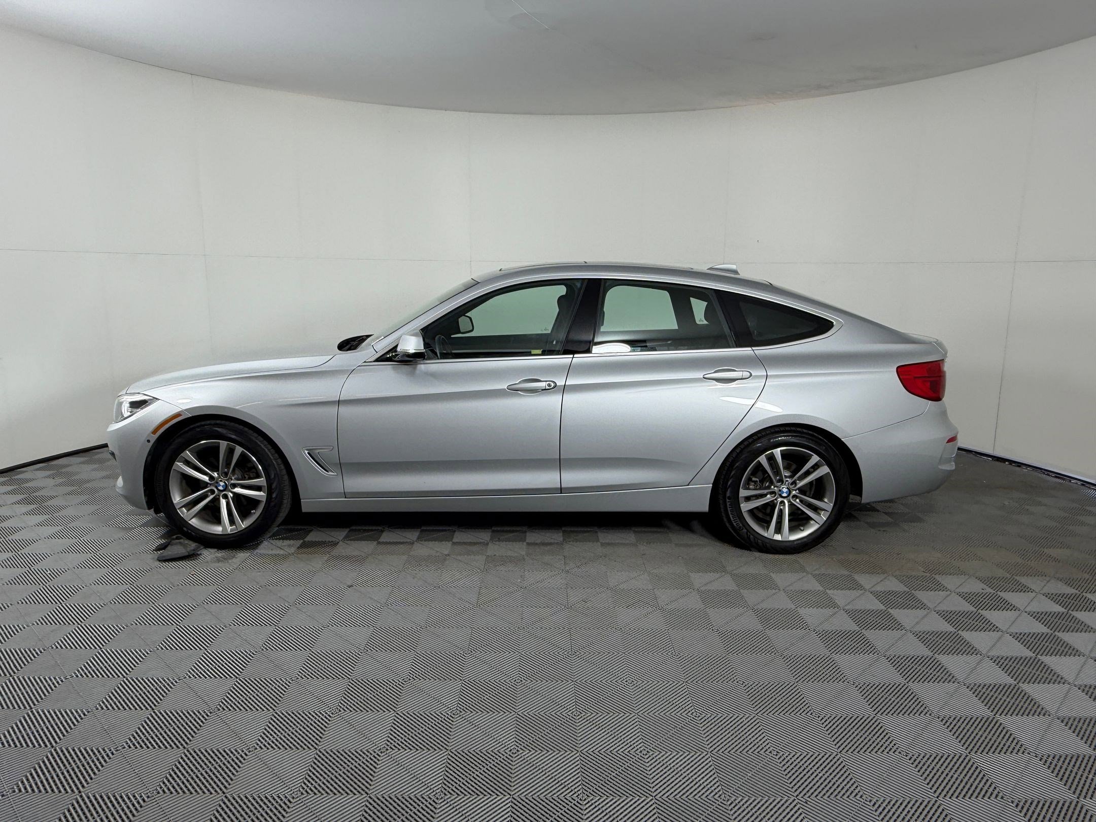 Used 2017 BMW 330i Gran Turismo xDrive AWD/4WD image 2