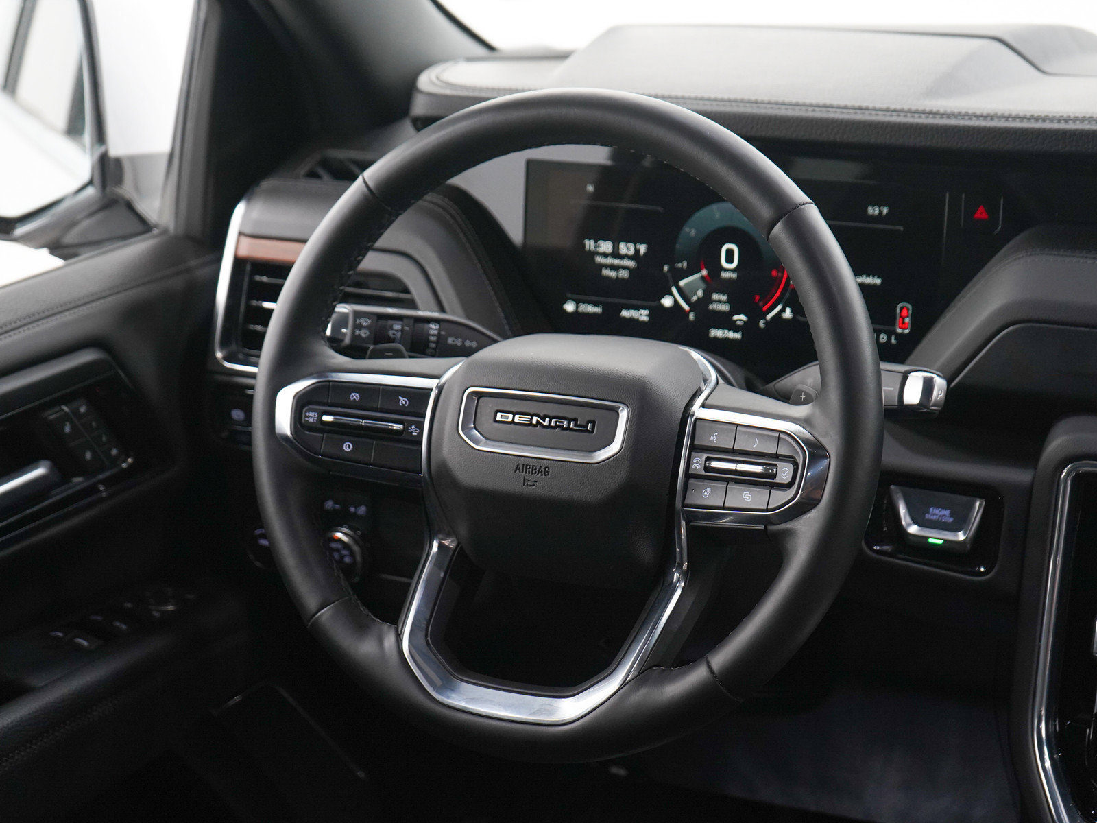 Used 2025 GMC Yukon XL Denali AWD/4WD image 16