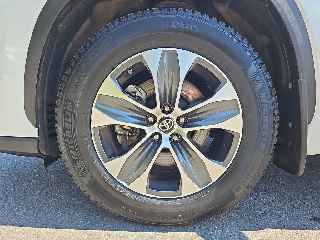 Used 2022 Toyota Highlander XLE AWD/4WD image 24