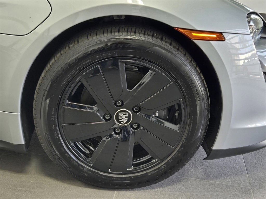 Used 2023 Porsche Taycan image 18