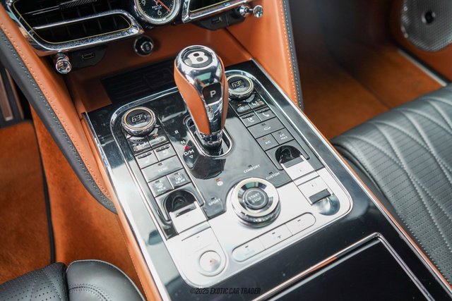 Used 2022 Bentley Flying Spur Plug-In Hybrid image 41