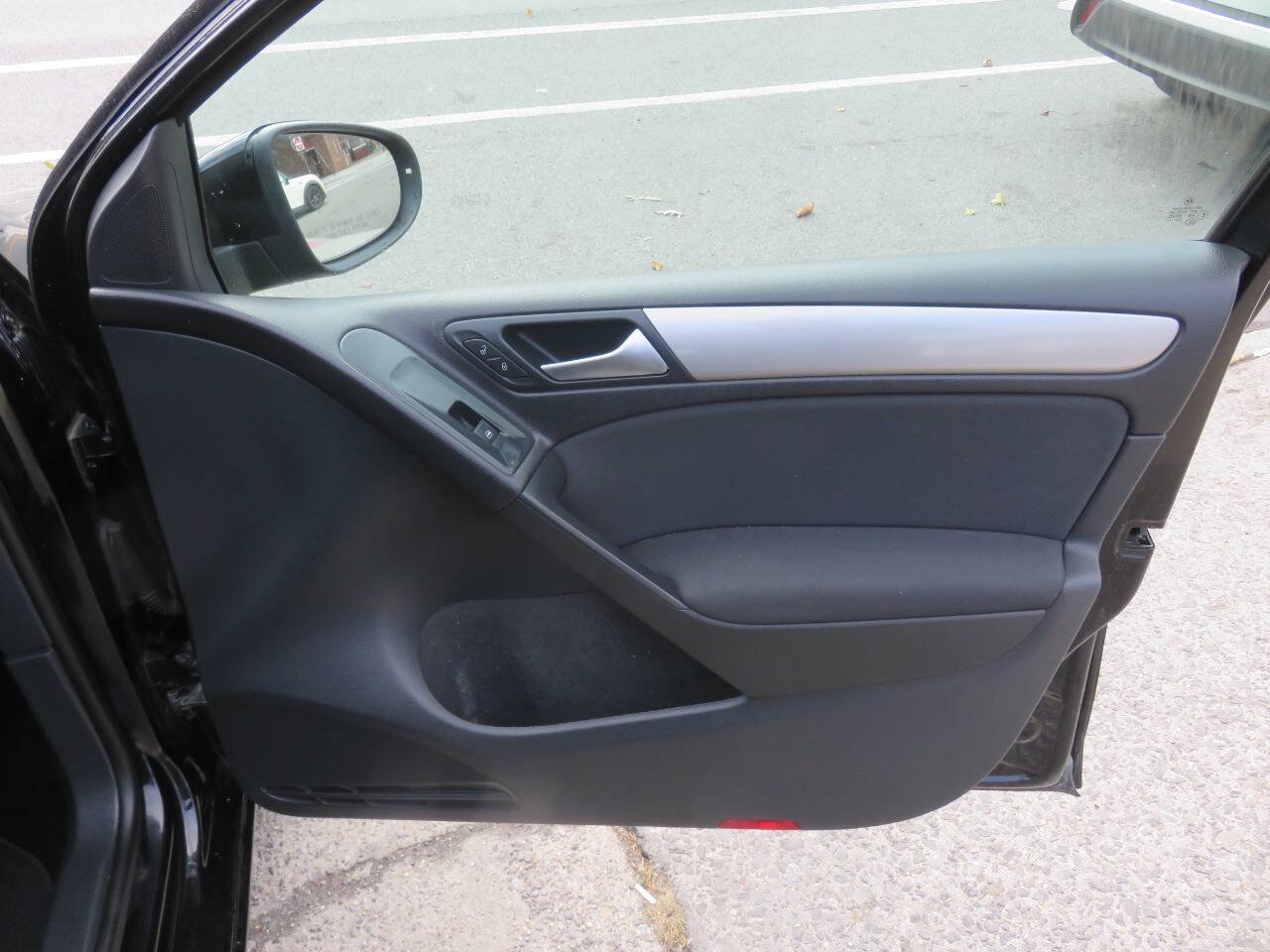 Used 2014 Volkswagen Golf 4-Door image 23