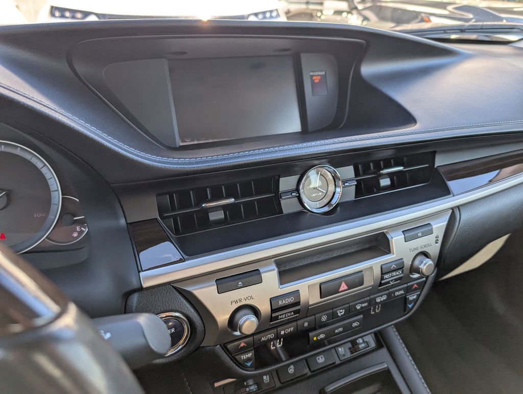 Used 2016 Lexus ES 300h w/ Luxury Package w/Wood Trim image 21