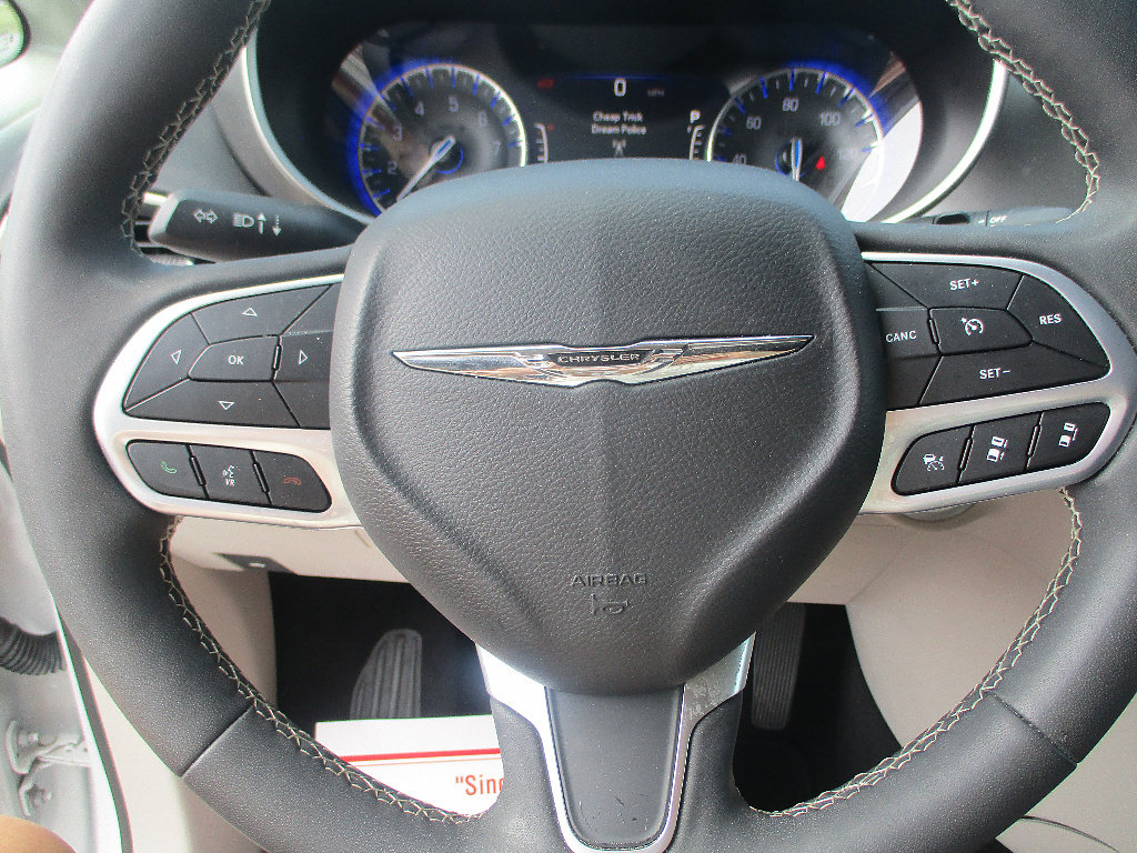 Used 2023 Chrysler Pacifica Touring-L FWD image 10