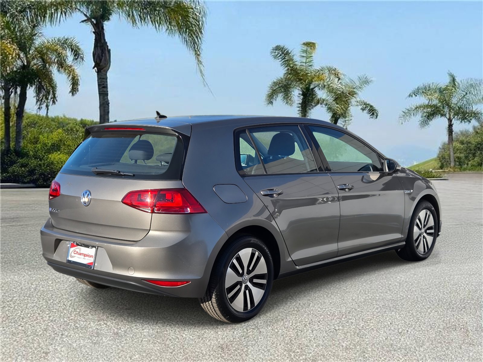 Used 2016 Volkswagen e-Golf SE w/ DC Fast Charging Package image 4