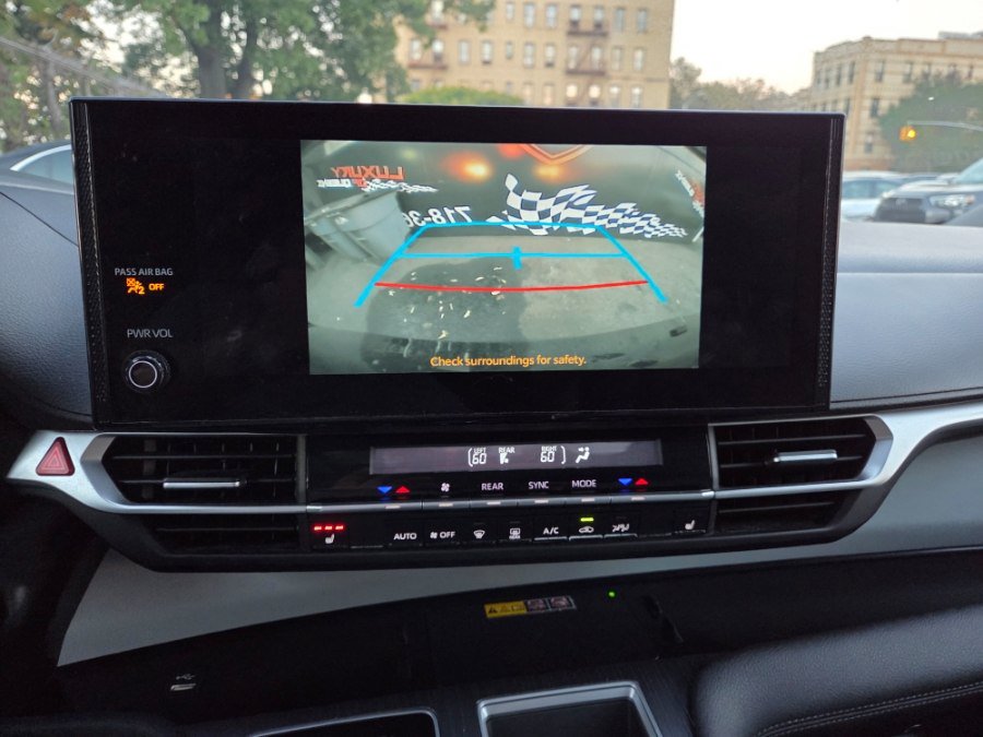 Used 2025 Toyota Sienna XLE FWD image 2