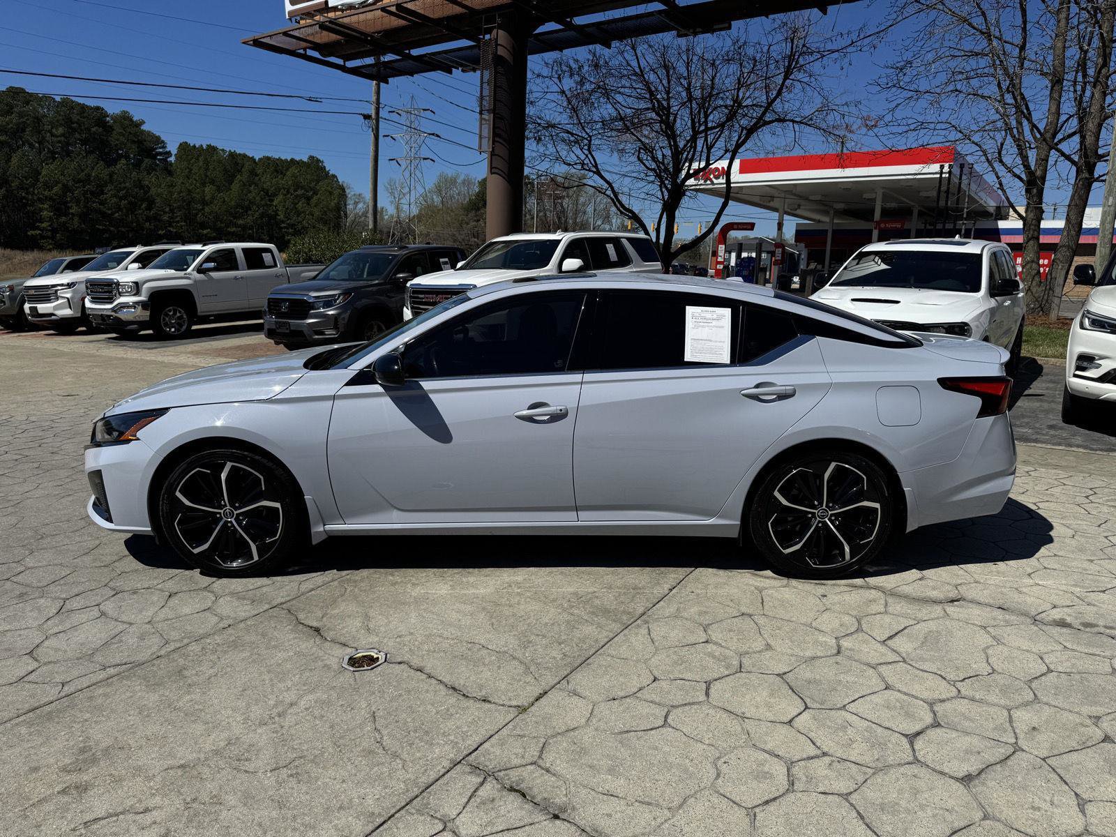 Used 2023 Nissan Altima 2.5 SR w/ SR Premium Package image 9