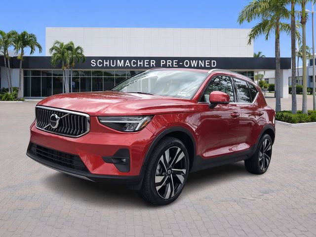 Used 2023 Volvo XC40 B5 Plus image 3