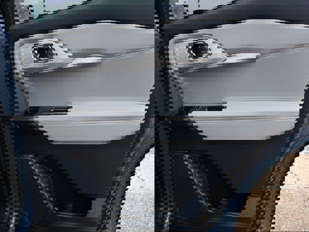 Used 2025 Ford Explorer Active w/ Active Comfort Package image 12