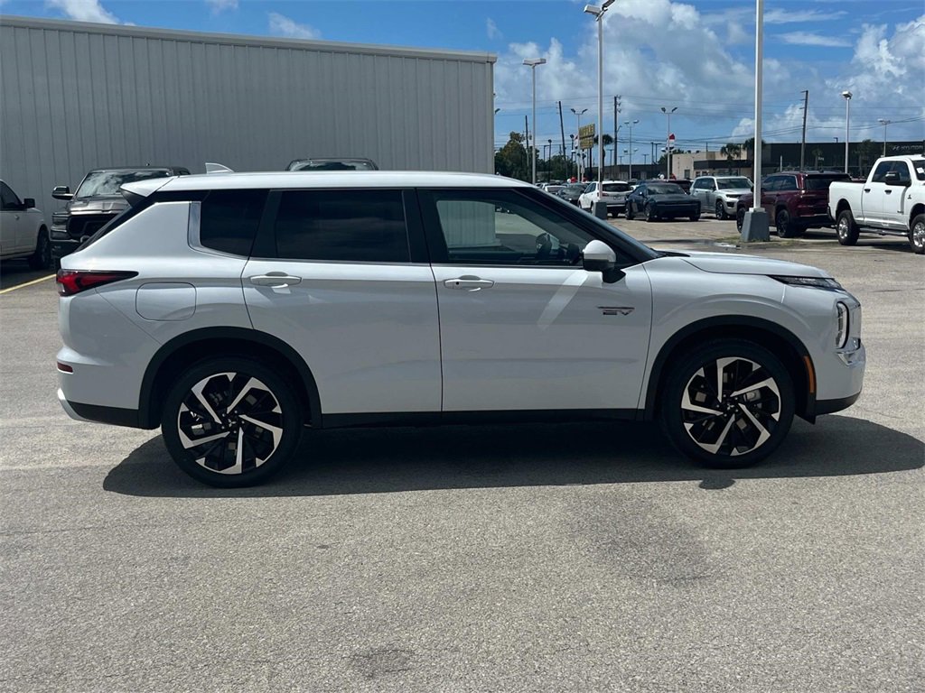 New 2025 Mitsubishi Outlander SE image 6