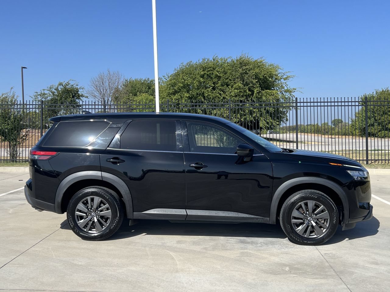 Used 2022 Nissan Pathfinder S FWD image 3